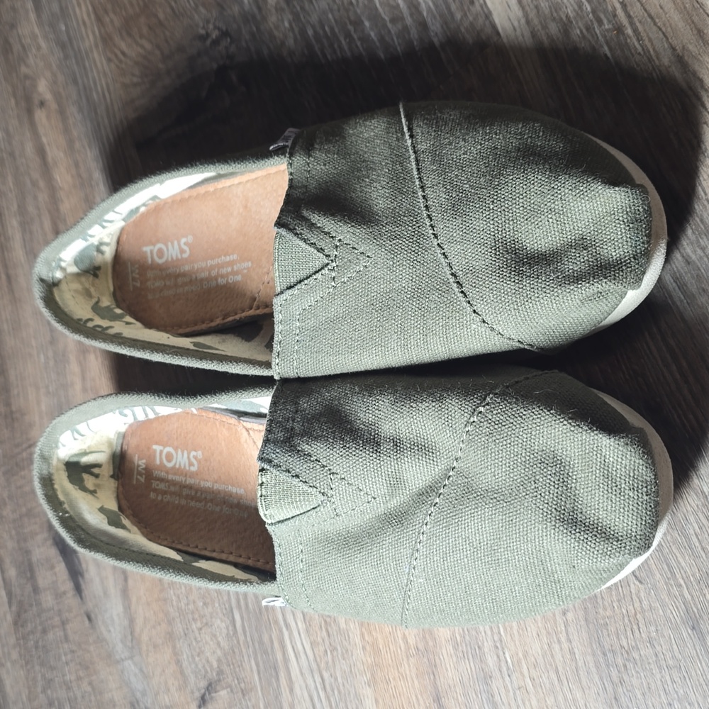 Green Toms Women's Slip on Shoes. Size 7.